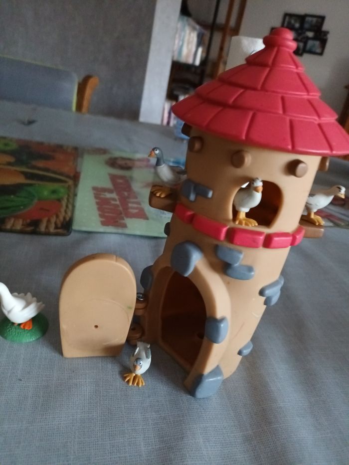 Le Pigeonnier et la mare de la ferme