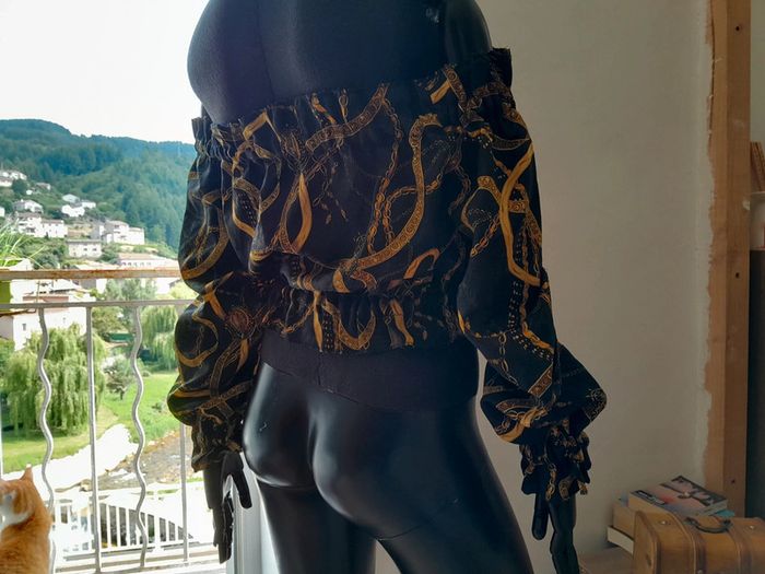 Haut à épaules dénudées manches longues motif chêne noir et dorée - photo numéro 6