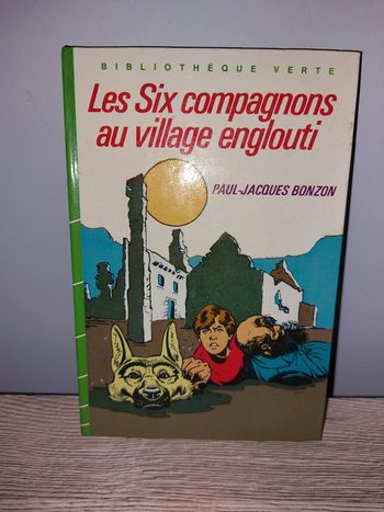 Livre de poche Les six compagnons au village englouti