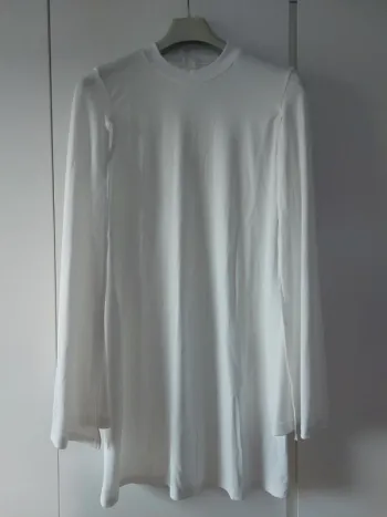 Robe blanche manches style cape