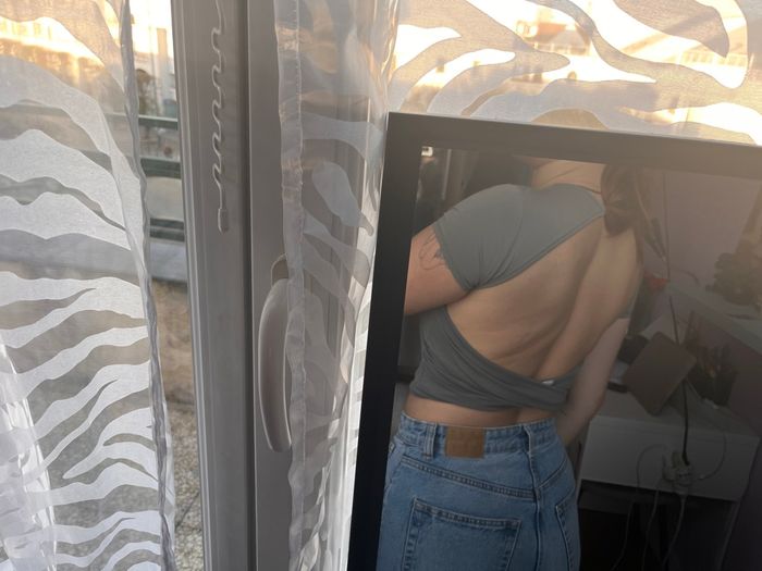 t-shirt gris dos nu bershka - photo numéro 2