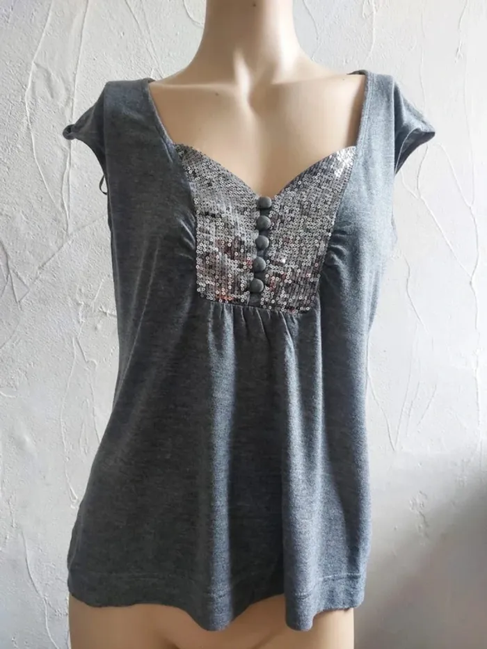 Haut gris avec détails à sequins Taille M