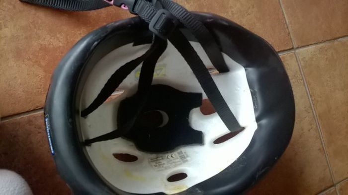 casque rouge de vélo de la marque decathlon en bon etat taille 52-56 cm - photo numéro 3