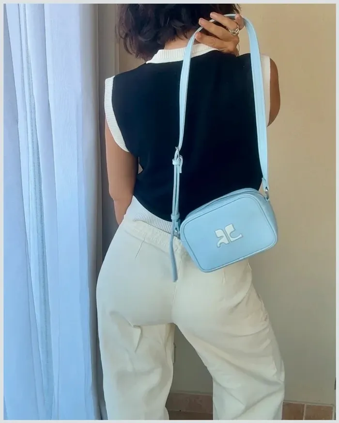 sac caméra bleu ciel Courrèges TBE - photo numéro 4