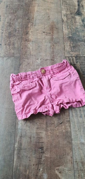 Short tommy hilfiger 86 cmen très bon état