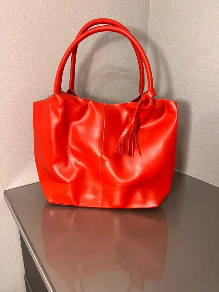 Sac à main rouge neuf