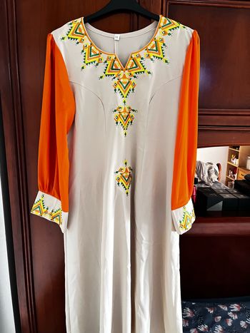 Robe kabyle brodé pour femme, tissu crêpe, et voile