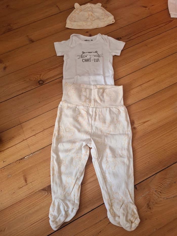Bodies, pantalon et bonnet en coton