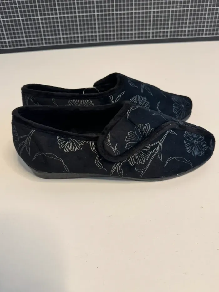 Chaussons Damart neuf taille 41 couleur noire.