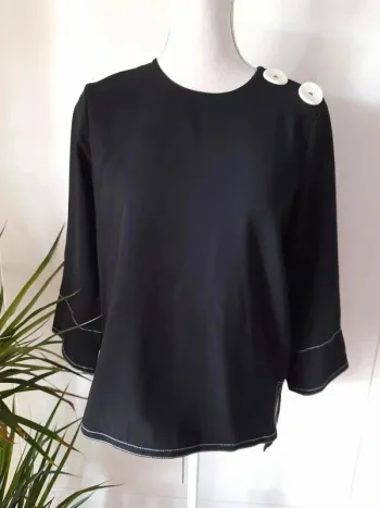 Camisa con botones hombro