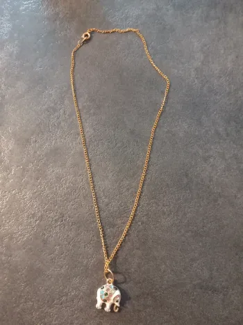 Pendentif avec breloque