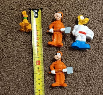 Lot 4 figurines pluto dingo