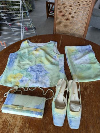 Ensemble chemisier, foulard, pochette, chaussures à talon