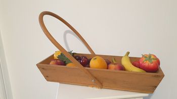 Décoration vintage grand panier en bois et fruits en plastique