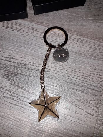 porte clé étoile doré givenchy original neuf sous blister dans sa boite