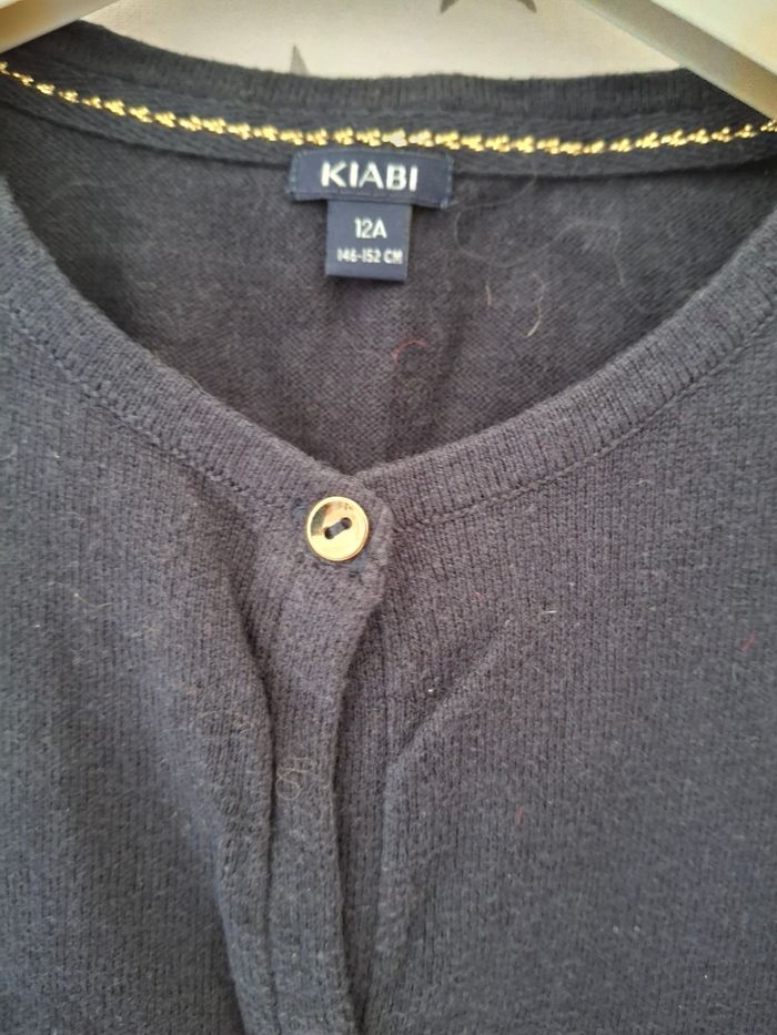 Gilet à boutons noir 12 ans Kiabi
Très bon état ni trous ni tache - photo numéro 3