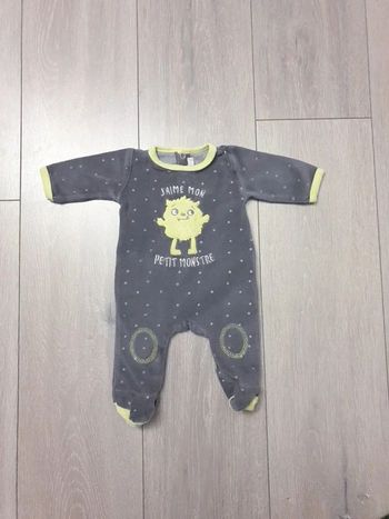 Tres joli pyjama gris et vert anis. Garçon 1 mois. Marque Gémo