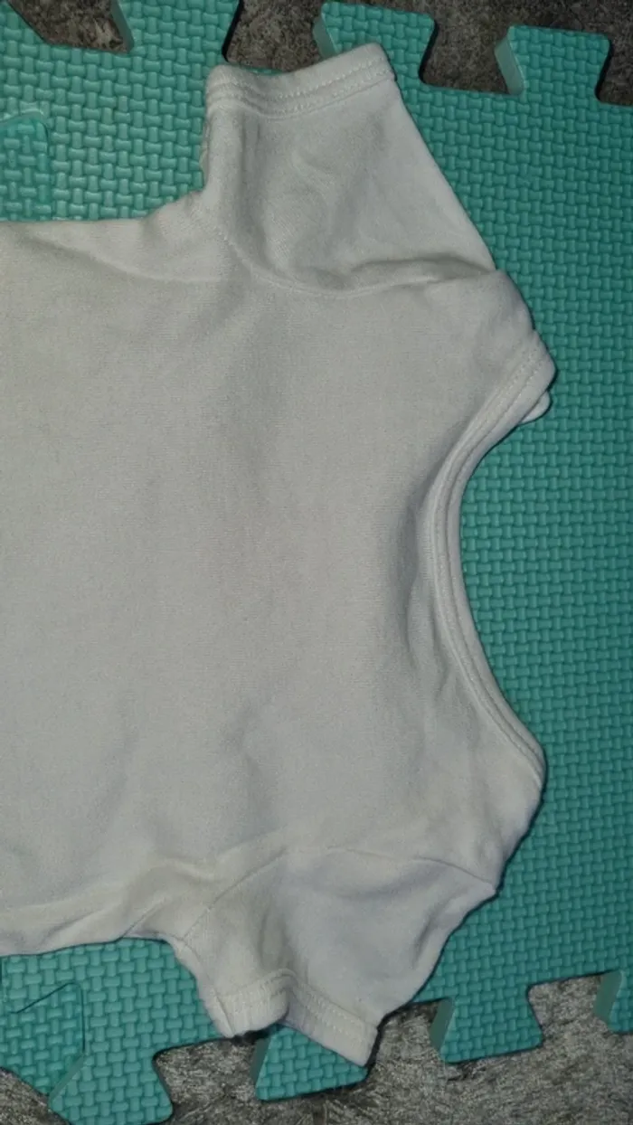 Body manche courte 0/1 mois en bon état - photo numéro 6