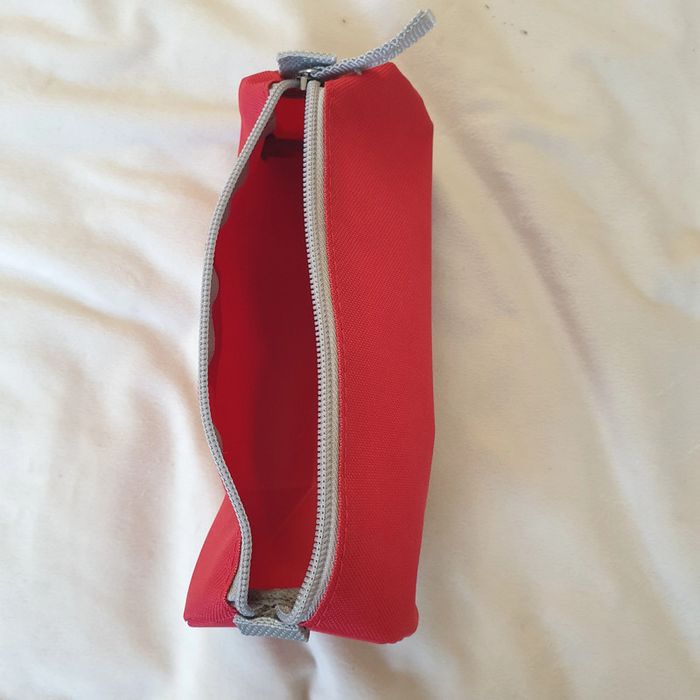 trousse rouge de marque BN, neuve jamais utilisée. collection - photo numéro 2
