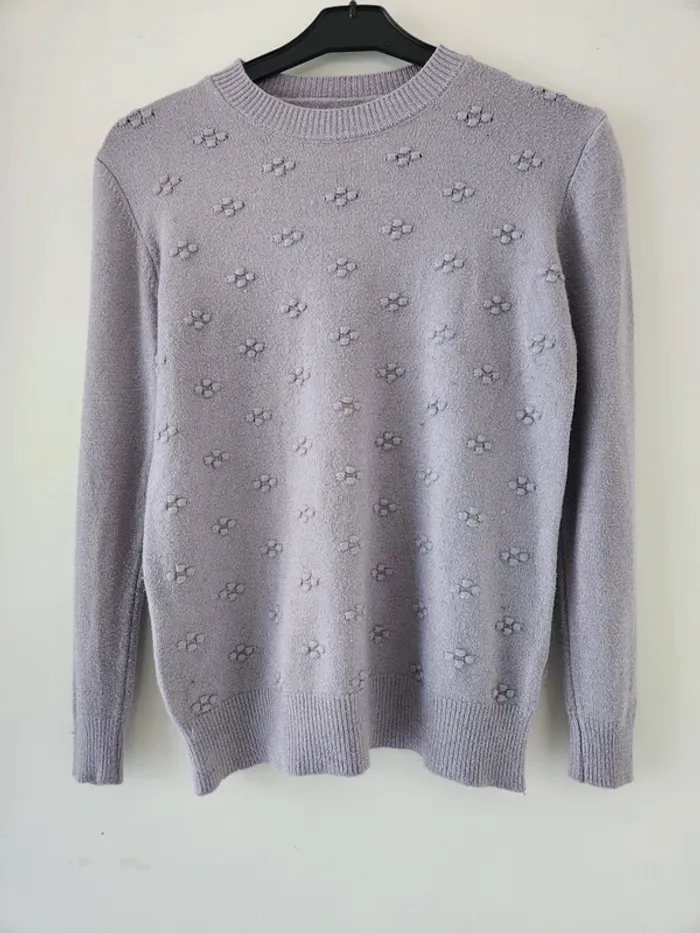 Pull femme lilas à motifs floraux en relief Taille S/M