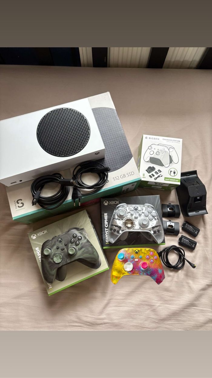 Xbox Série S + 3 manettes + Socle de charge officiel et batteries
