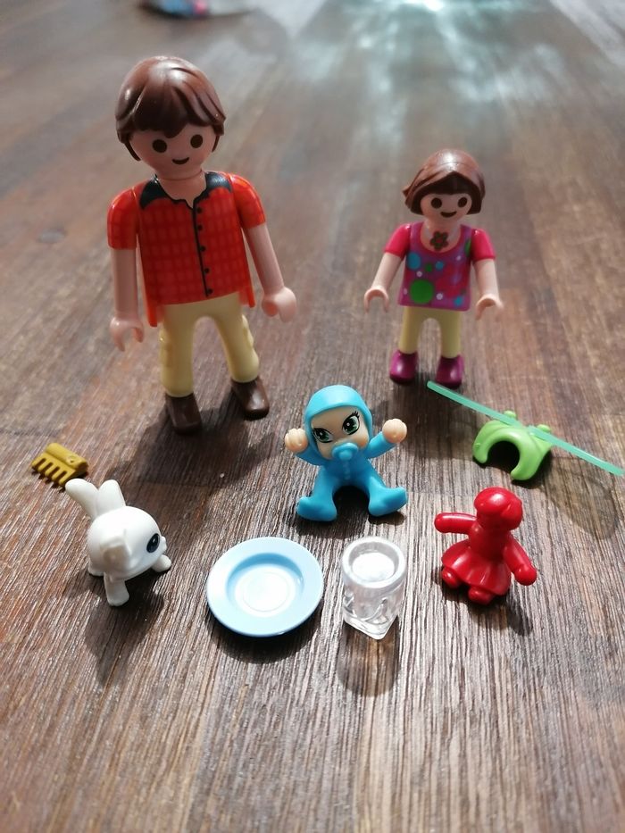 Le papa avec sa fille Playmobil