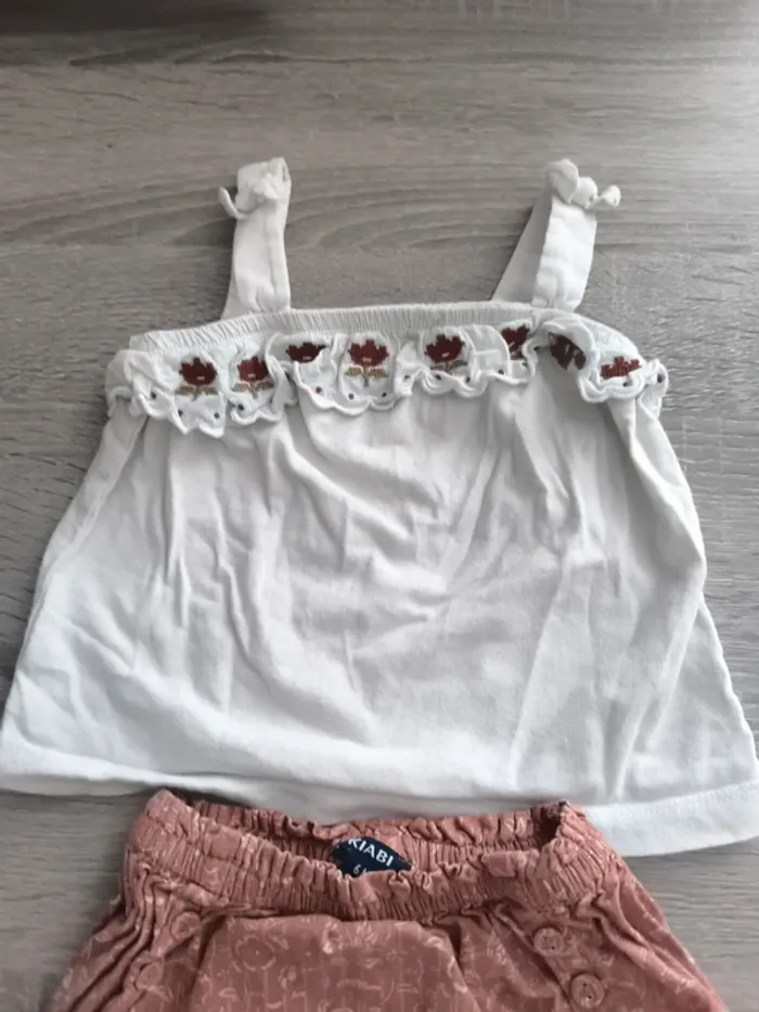Magnifique ensemble débardeur short fleuri Kiabi 6 mois - photo numéro 4