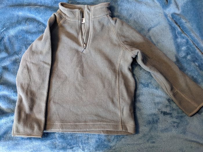 Pull Polaire gris jamais porté 4 ans