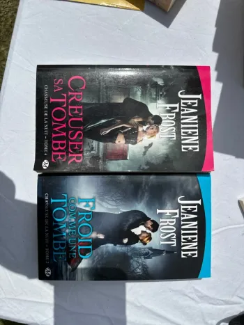 Lot, deux livres chasseuse de la nuit