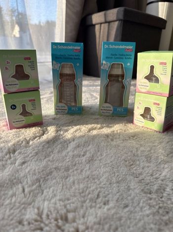 Lot 2 biberons + 4 boîtes de 2 tétines- neuf avec étiquettes