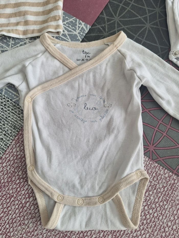 2 bodys et 1 tee-shirt naissance et 1 mois - photo numéro 8