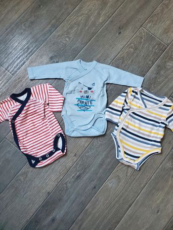 Lot de 3 bodies taille 0 mois bon état