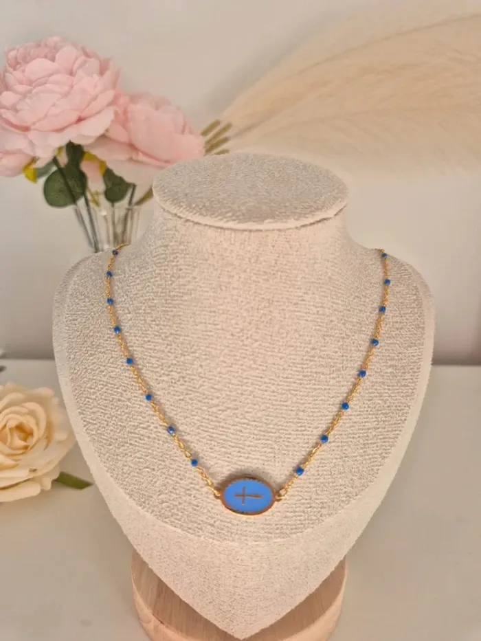 Collier style gigi dorée en acier inoxydable
🌸 perles résines bleu  avec médaille croix - photo numéro 2