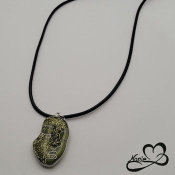 Pendentifs en résine visage argenté et vert pailleté