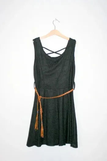 Jolie robe noire et sa ceinture 14 ans voire XS