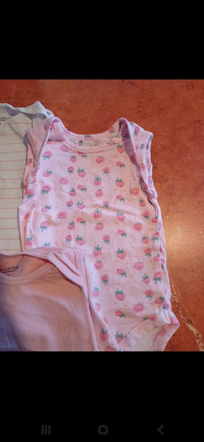 Lot de 3 bodies débardeurs taille 3 mois - photo numéro 3