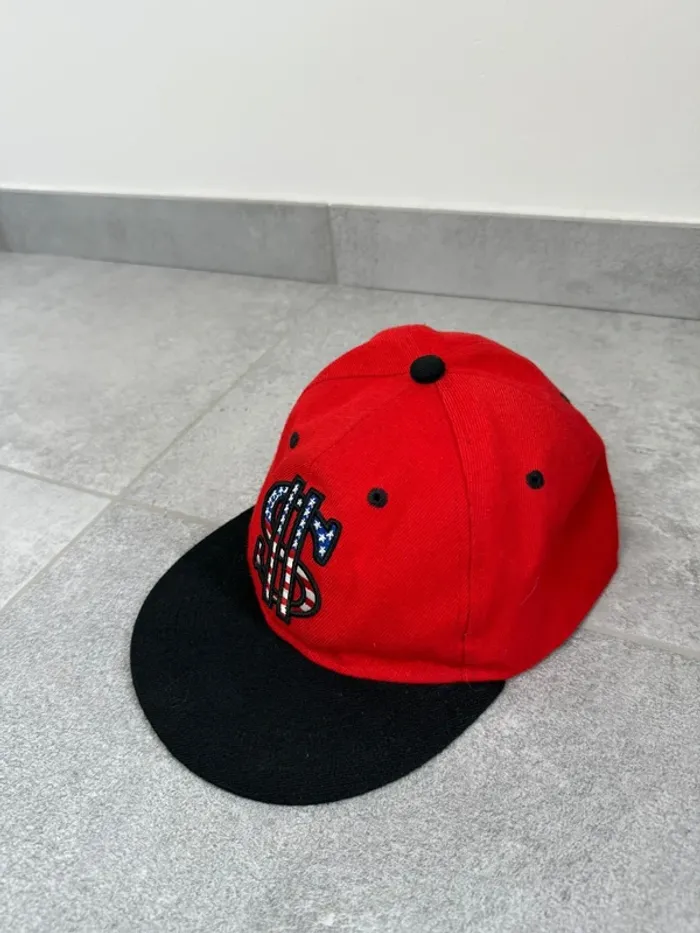 Casquette Dollar brodé HipHop Honor rouge et noire super état - photo numéro 2
