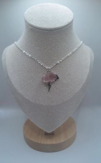 Collier nuage rose avec son éclair