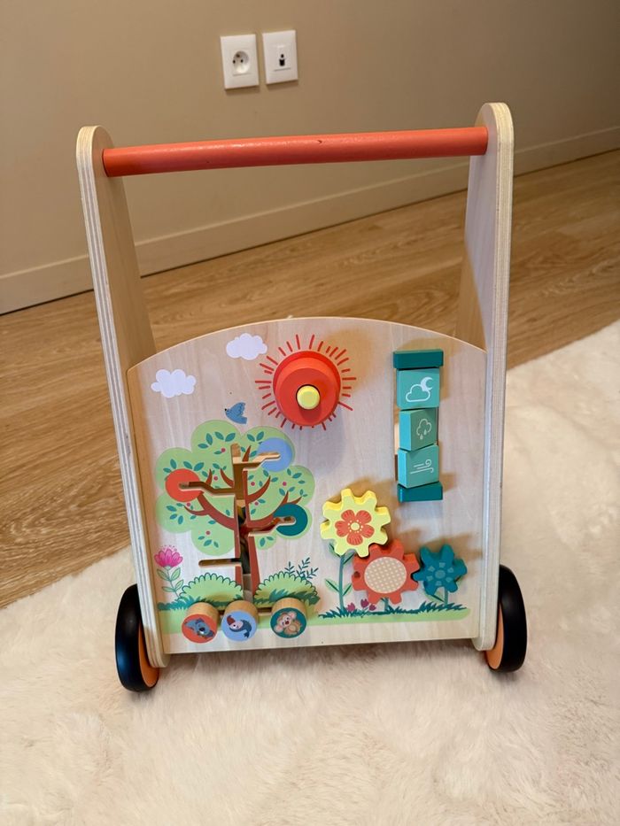 Chariot de marche avec activités