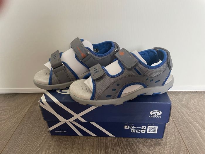 Chaussures Sandales Claquettes de la marque Geox Pointure 32 comme neuves en boîte d’origine Portées 30 minutes tout au plus