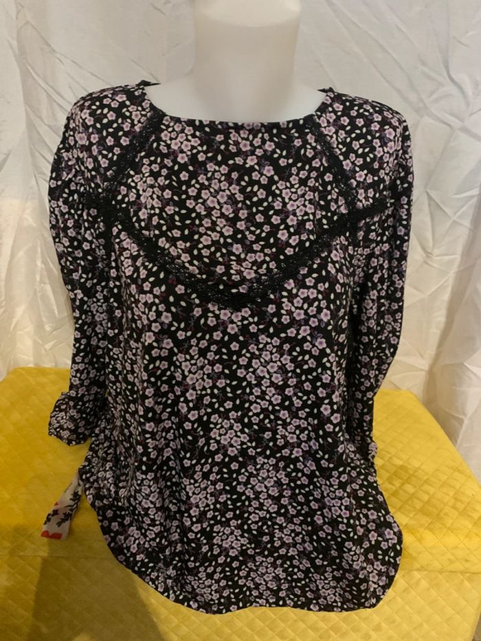 Blouse fleurie 44-46 noir fleur coule lilas - photo numéro 2