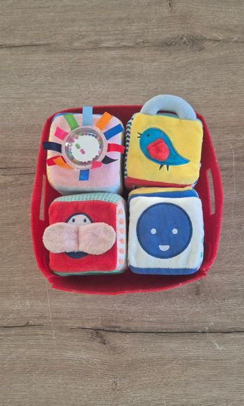 Cubes d'éveil en tissus sensoriels