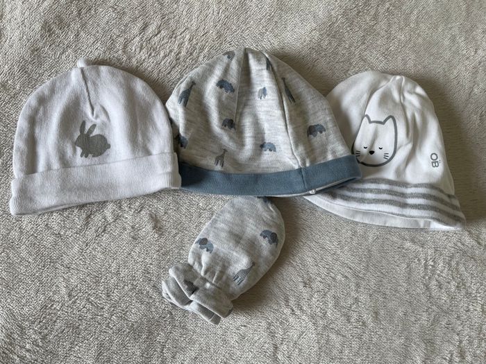 Lot de bonnets naissance et une paire de gants