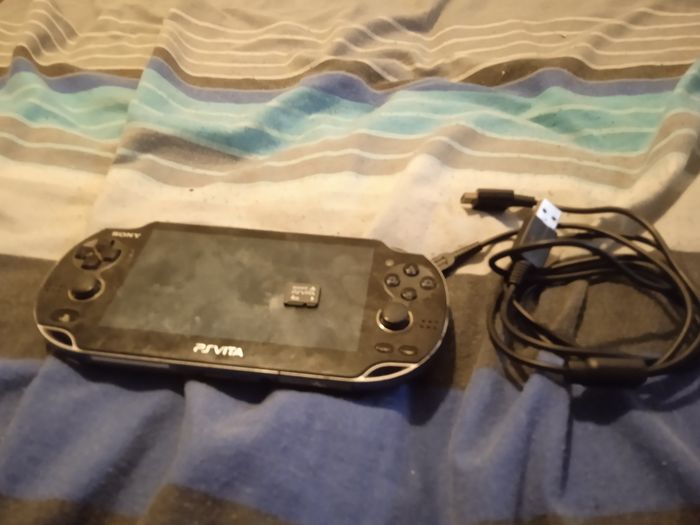 Psvita avec chargeur et carte mémoire