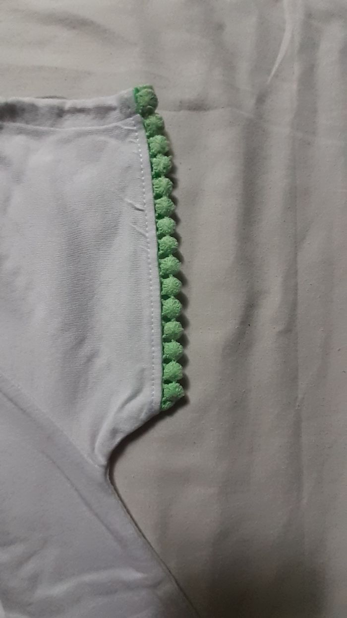 Tee-shirt blanc avec bordure verte pistache motif cheval vert pistache - photo numéro 4