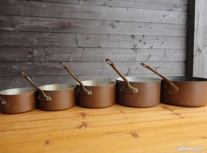 5 casseroles en cuivre