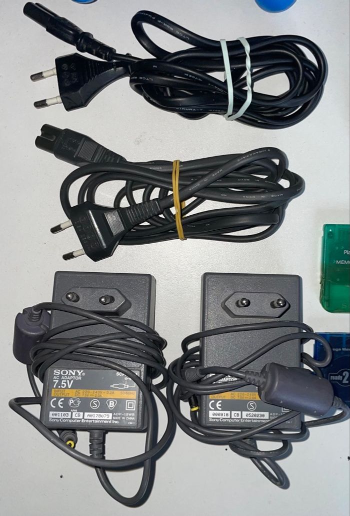 lot PS1 PSone Playstation + câbles, manettes et cartes mémoires - photo numéro 3