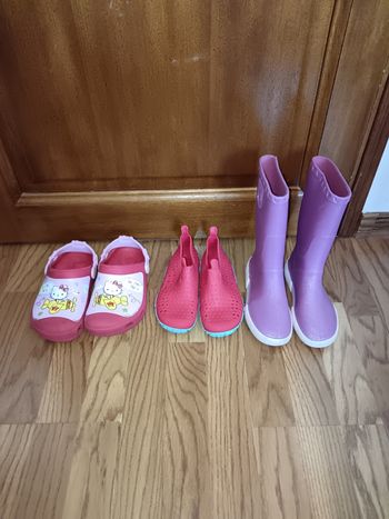 Lot 31-32 Bottes Boatilus, crocs Hello Kitty, chaussures aquatiques Nabaiji