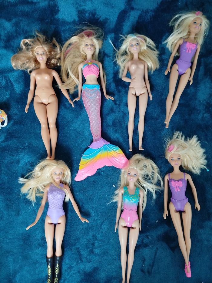 Lot barbie et vêtements - photo numéro 2