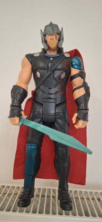 Figurine Marvel Thor Ragnarok 30 cm (parlante + épée + cape rouge)
